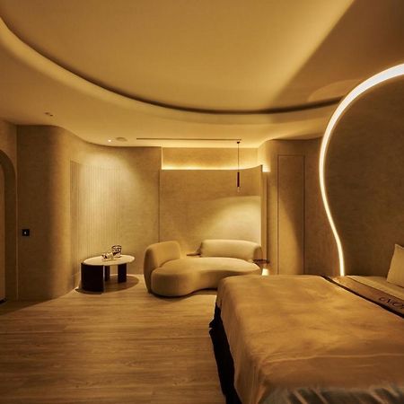In Night Hotel Тайчжун Экстерьер фото