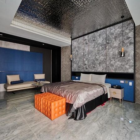 In Night Hotel Тайчжун Экстерьер фото