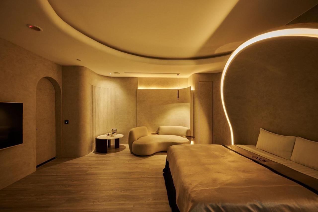 In Night Hotel Тайчжун Экстерьер фото
