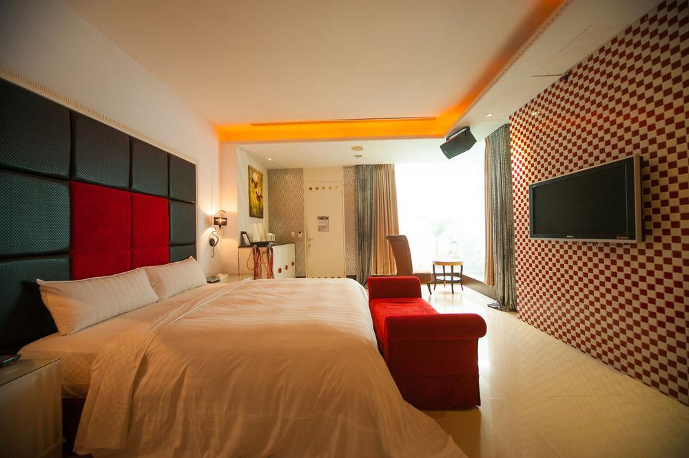 In Night Hotel Тайчжун Экстерьер фото