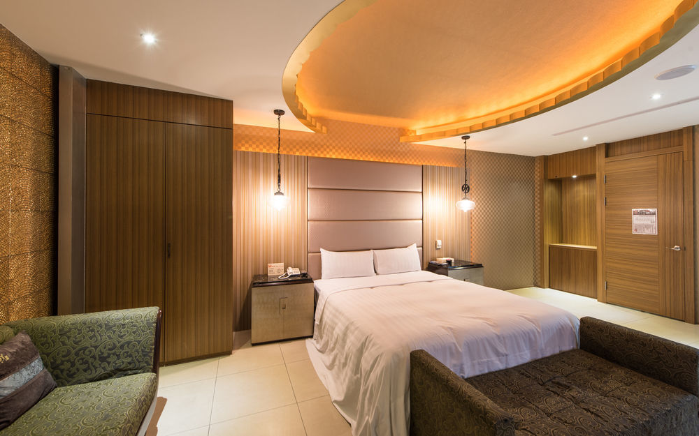 In Night Hotel Тайчжун Экстерьер фото