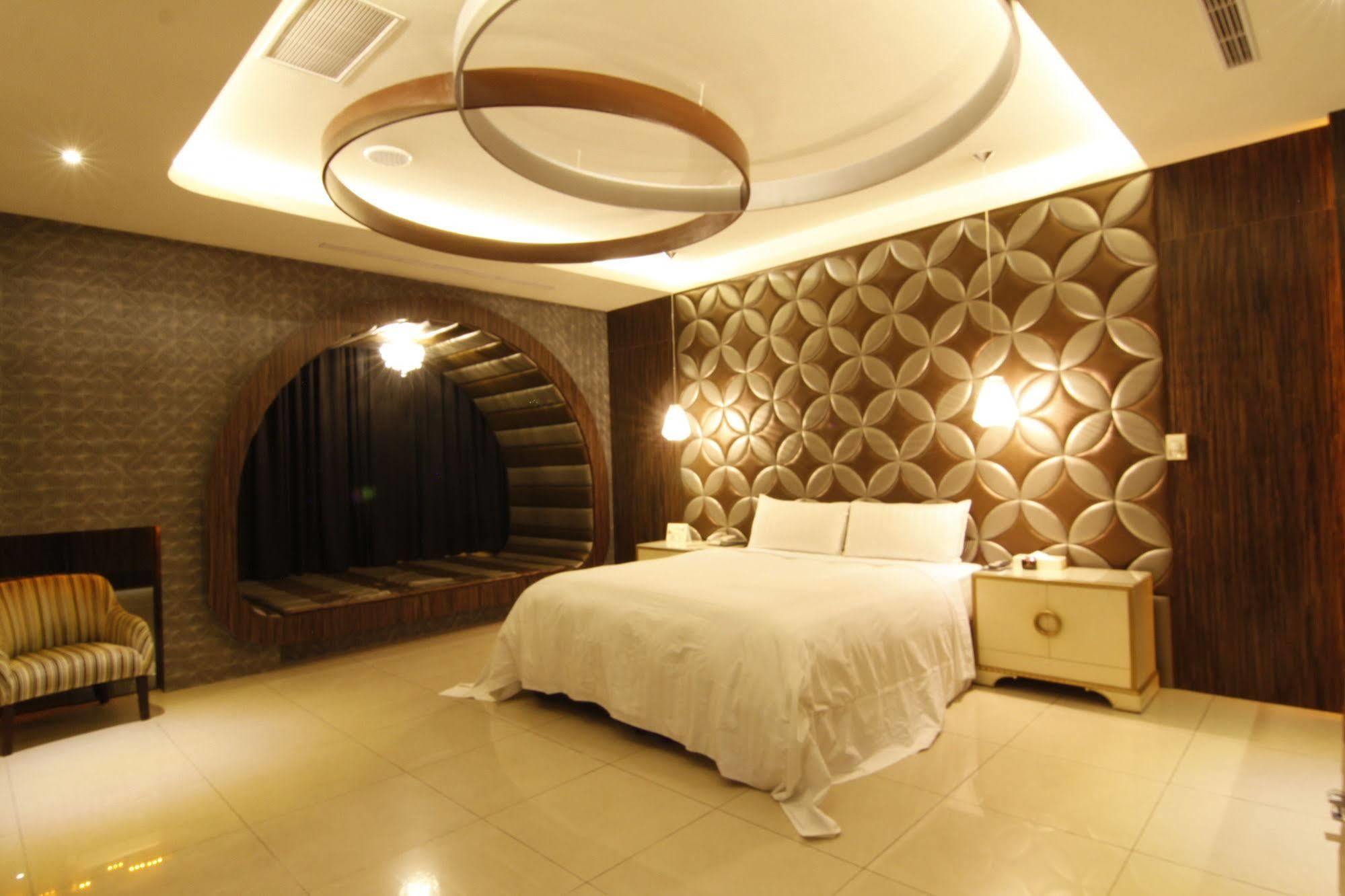 In Night Hotel Тайчжун Экстерьер фото